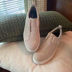 Toms slip on sneaker. Tan suede.